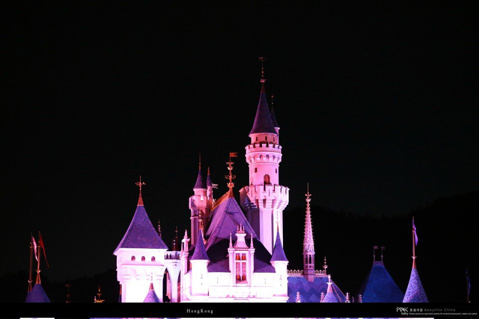 睡公主城堡,在夜色和灯光的照耀下,显得更加的梦幻,更加的神秘,更加的