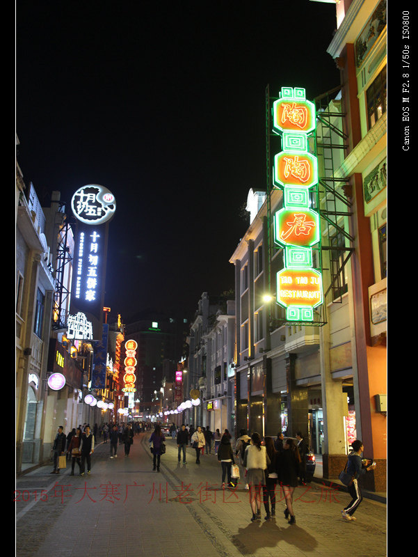 夜晚的十三行依旧繁忙,重型货车居然开进核心市区小巷子,  明天一天