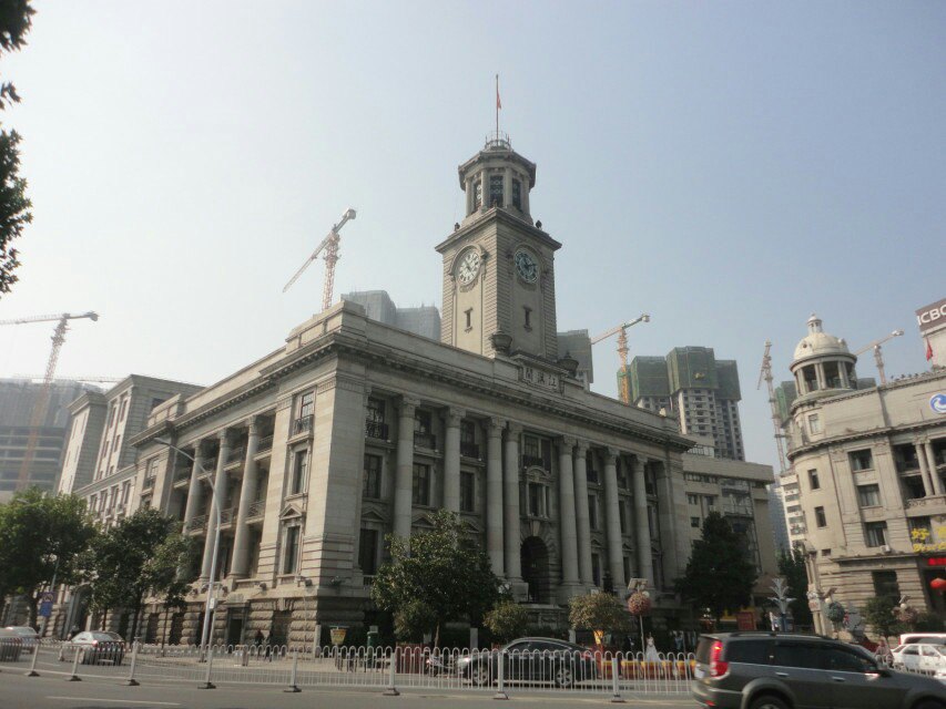 武汉的老海关大楼,上百年的历史建筑了.就在江汉路入口处.