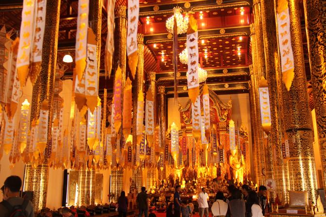 寺内高大的兰纳风格佛塔建于1441年,毁于16世纪的一次地震,但依然是