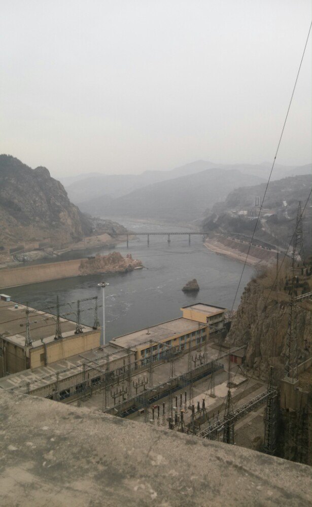 中流砥柱确实很壮观,沿途的风景也很不错,只是景区内的设施还有水晶洞