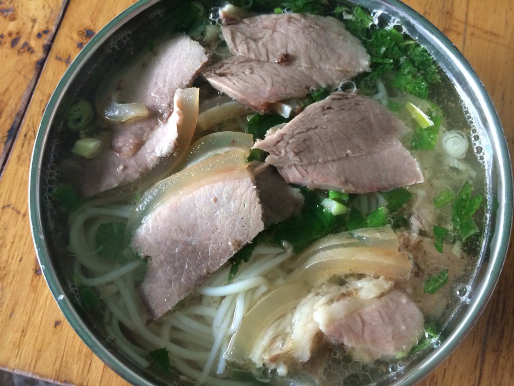 带皮小黄牛米线,鲜汤不用加任何调料喝起来汤汁鲜美啊,弥勒的牛十三带