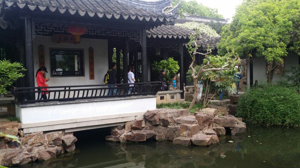 苏州木渎算是一个比较有韵味的地方,有山有水有历史文化,载歌载舞载千年传承。严家花园据说是当年乾隆老师的府邸,精巧别致,不亏是读书人的地方,很有书香之气。读书人的大厅都显得很气势。可能天热,人没有很多,没有机会蹭到导游,很多只能按自己的猜测去感受几百年前的家族故事了。但是自己走在里面真的感觉不一样,想着几百年前,有那么一群人,穿着别样的衣服,讲着别样的话,做着别样的事,可以脑补一部电影桥段啊。 后花园很精彩,分为四季景色,现在这个季节当然是夏景园最旺盛。对于喜欢荷花的我真是一饱眼福,我喜欢这样的小池子,里面