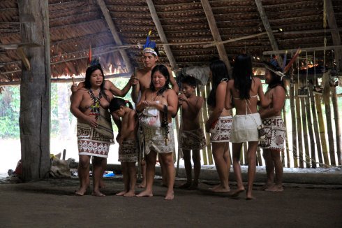 第一站是印第安部落,女人都裸着上身比较窘.