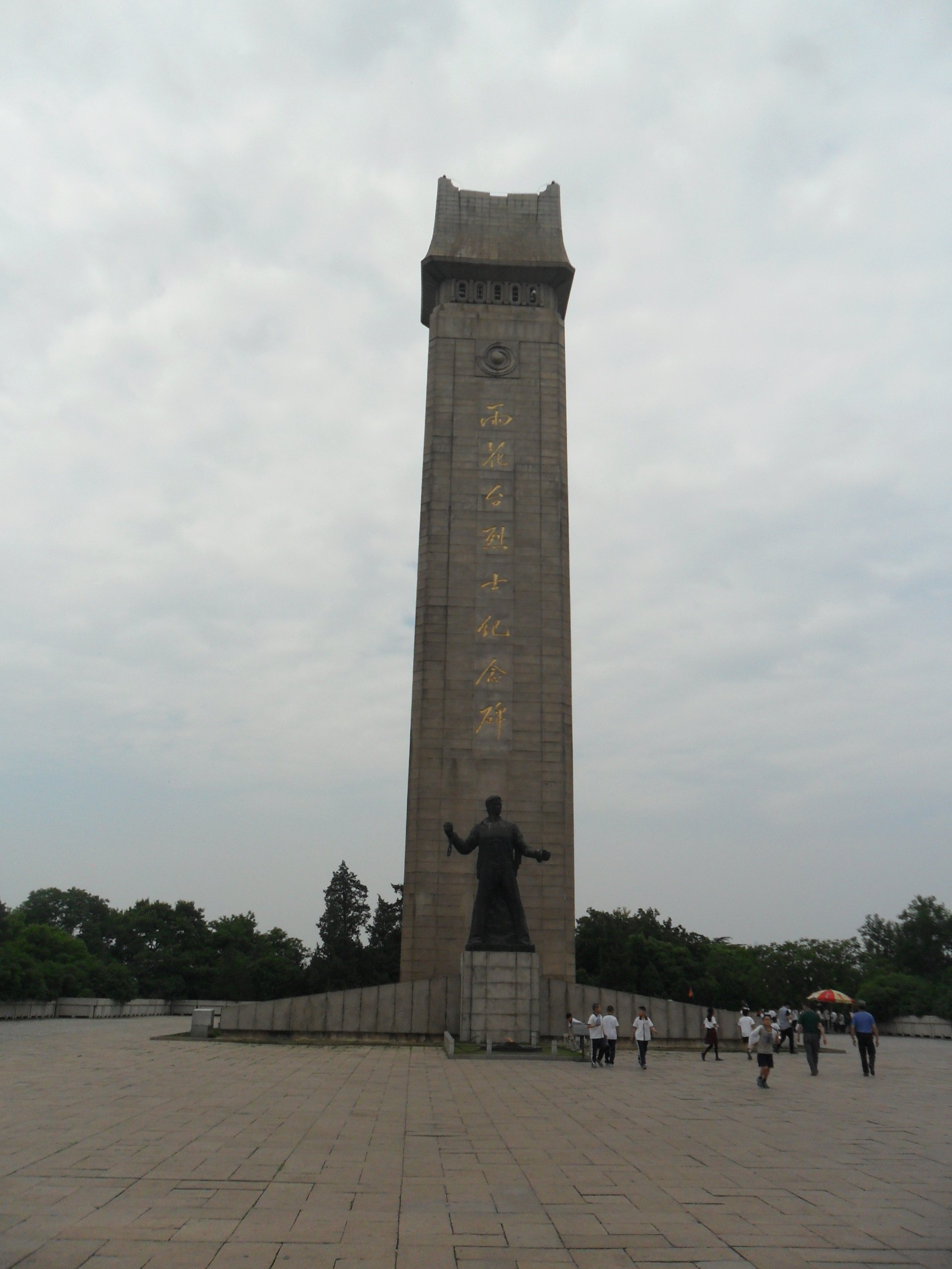 歷史背景:1927年蔣介石發動四一二政變叛變革命到1949年新中國成立前夕,雨花台變成了國民黨屠殺中國共產黨員和愛國人士的刑場。這二十二年中,約有近十萬的共產黨人、工人、農民、知識分子等革命的志士、愛國人士在此被殺害,壯烈犧牲,這里撒滿了烈士們的鮮血。1950年,南京人民為了紀念革命先烈,在這里興建了雨花台烈士陵園