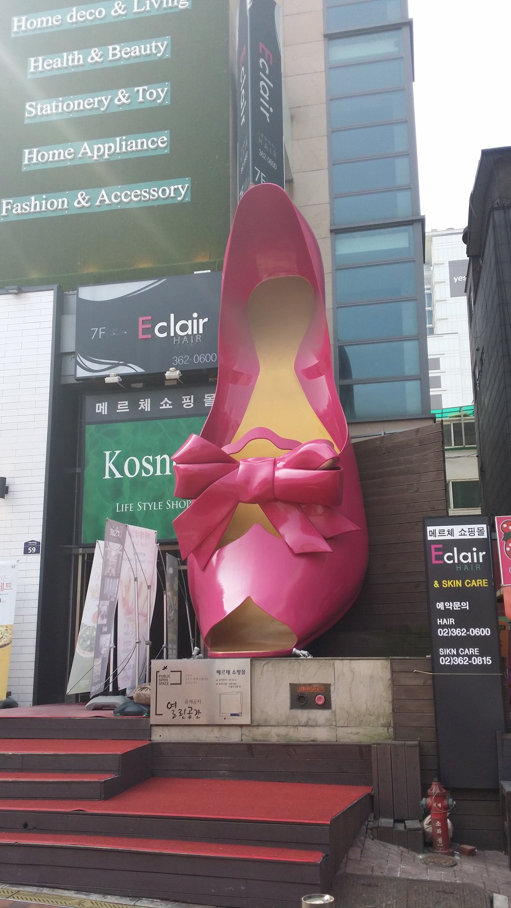女人街标志性建筑高跟鞋.