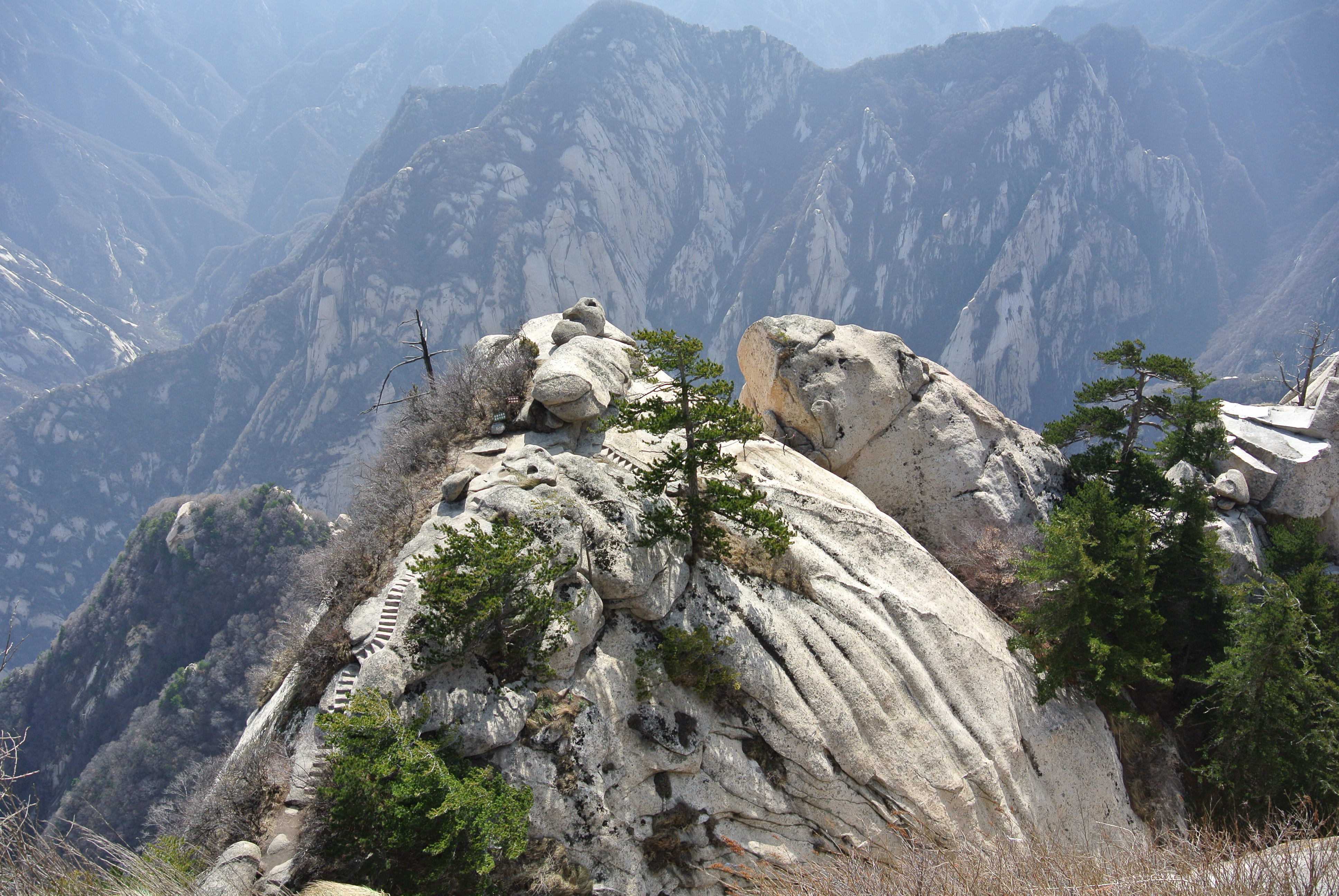 【携程攻略】华山鹞子翻身景点,华山著名的险境,风景极美,宛若仙境.