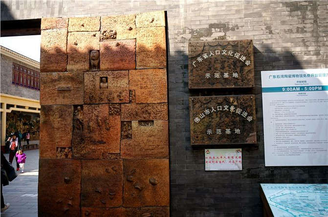 石湾陶瓷博物馆,今年这里展示的都是属相羊的陶艺作品.