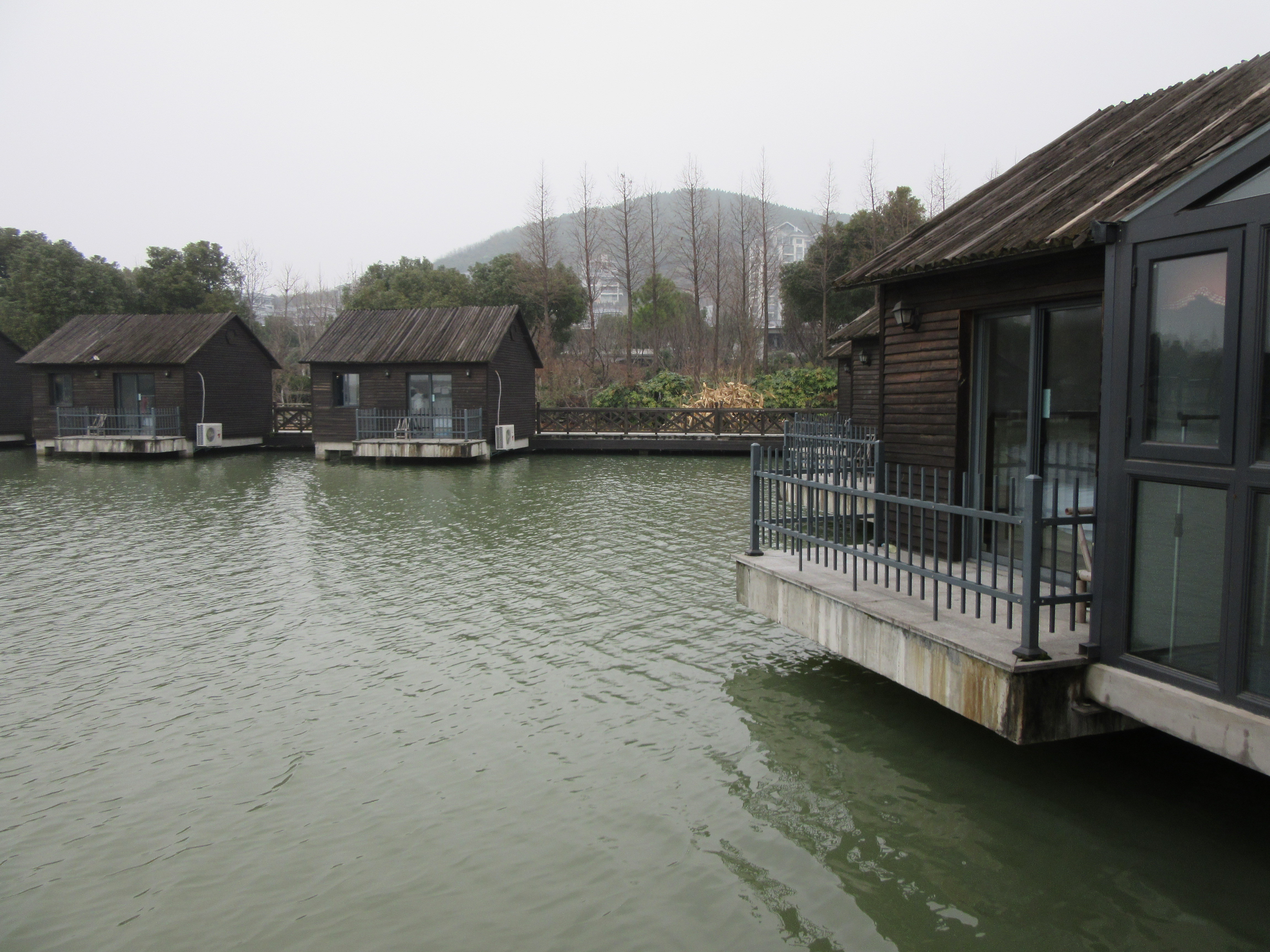 随手拍# 漂浮水面小木屋,阳台钓鱼竺山湖