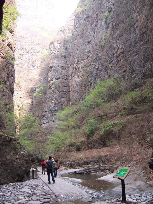 从宣汉县坐车每15分钟就有一班直接开往宣汉百里峡风景区的豪发中巴