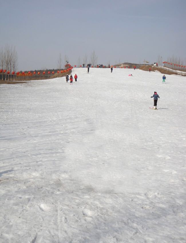 滑雪场不大,比较适合小朋友玩,毕竟滑雪场在淄博