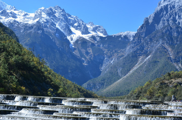 白水河其实和蓝月谷是在一起的,都是在玉龙雪山脚下,从玉龙雪山可以