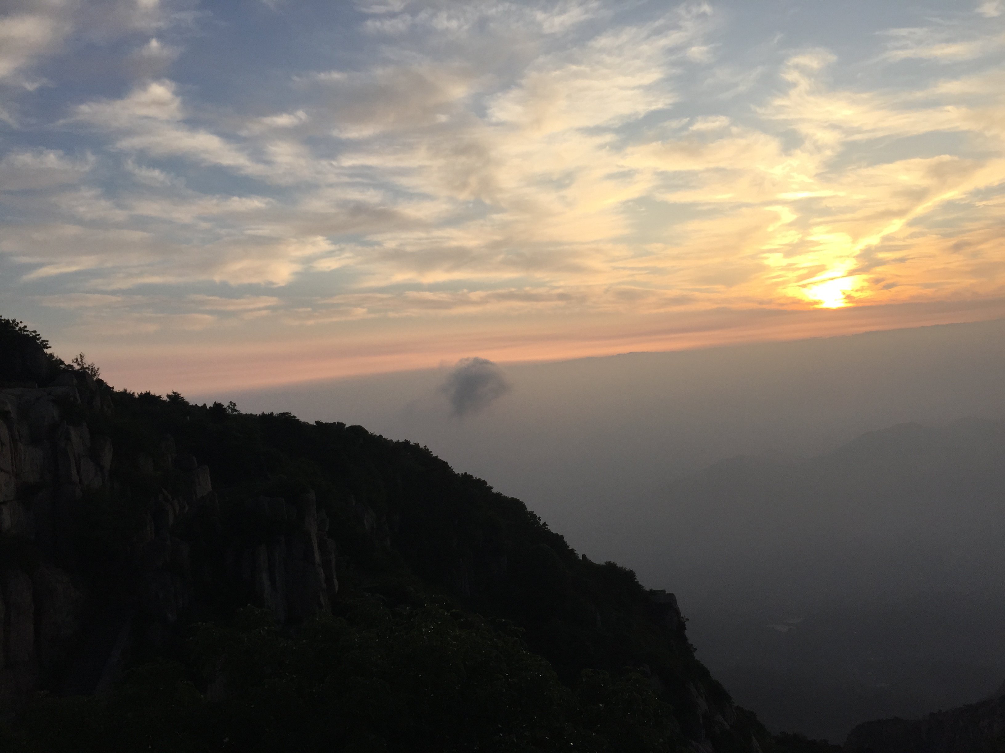泰山旅游攻略指南? 携程攻略社区! 靠谱的旅游攻略平台,最佳的泰山自助游、自由行、自驾游、跟团旅线路,海量泰山旅游景点图片、游记、交通、美食、购物、住宿、娱乐、行程、指南等旅游攻略信息,了解更多泰山旅游信息就来携程旅游攻略。