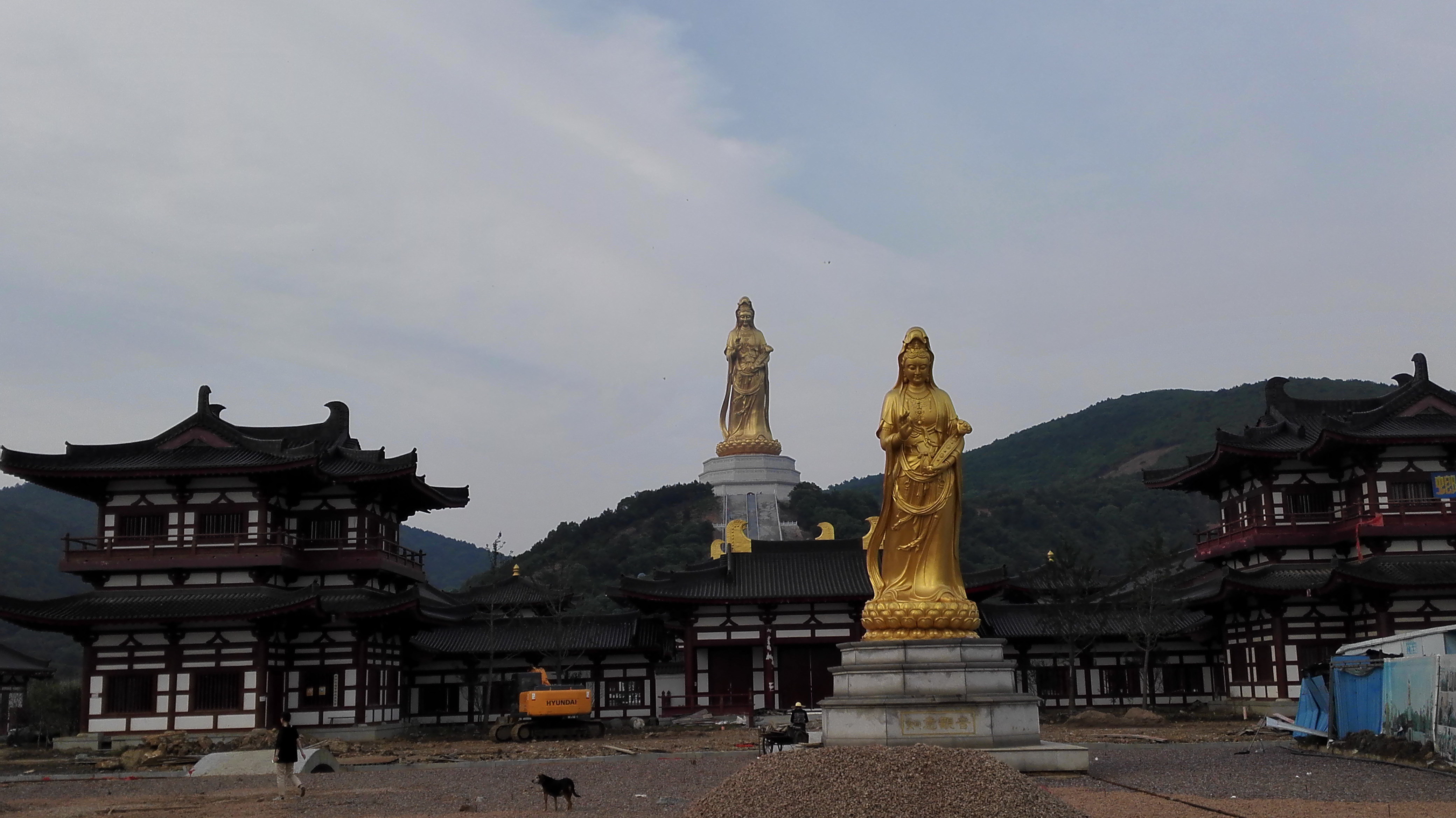 坐落在苏州西山的观音寺还在筹建当中,没有竣工,外观很像无锡的灵山