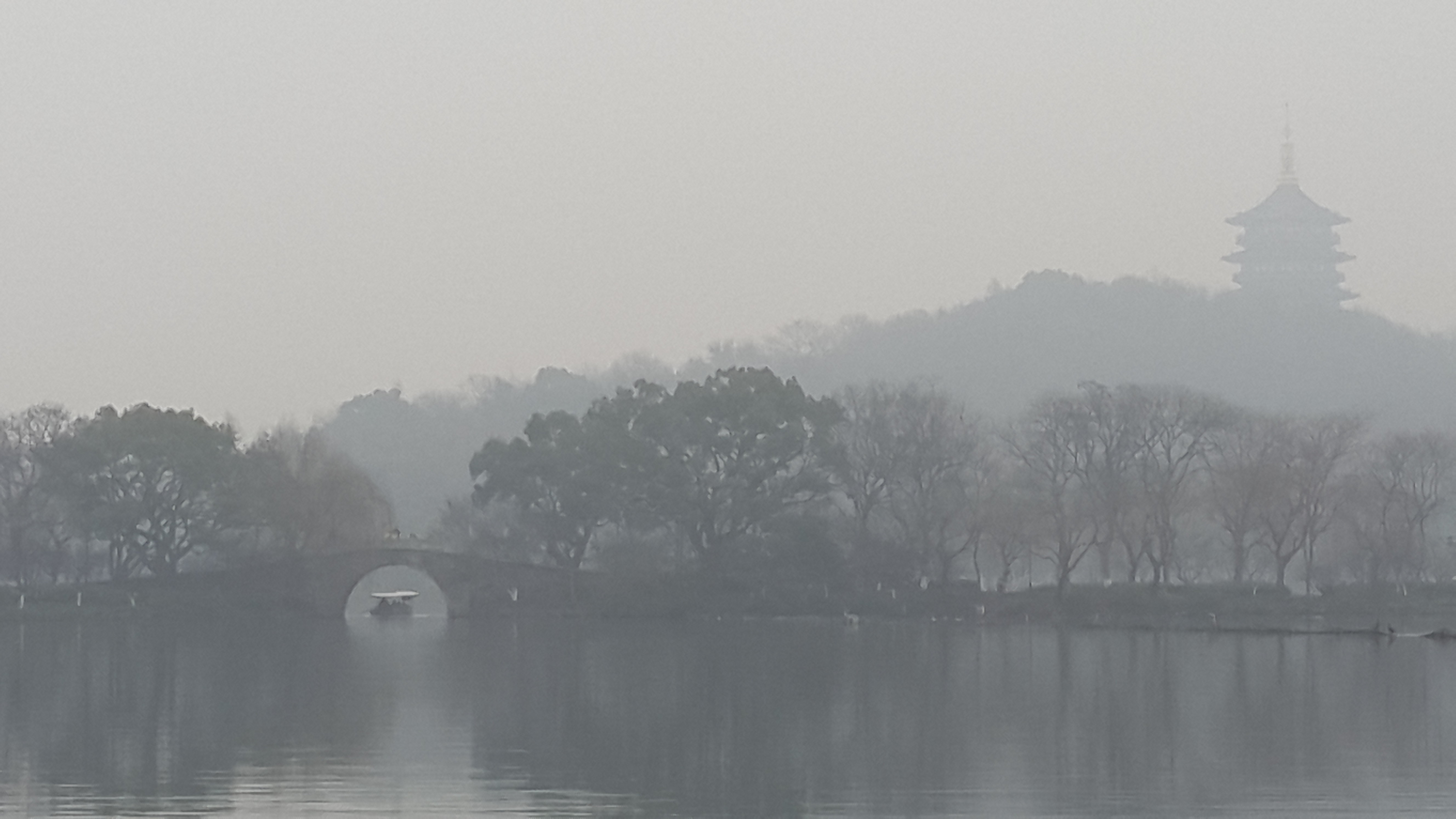 第1天 2015-02-02 正好在阴雨天来到杭州,体味到"山色空蒙雨亦奇"的