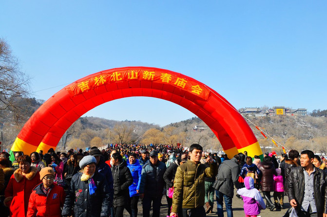 如果上午到达吉林市,可以先到江滨公园,松江中路游览,再去北山逛庙会