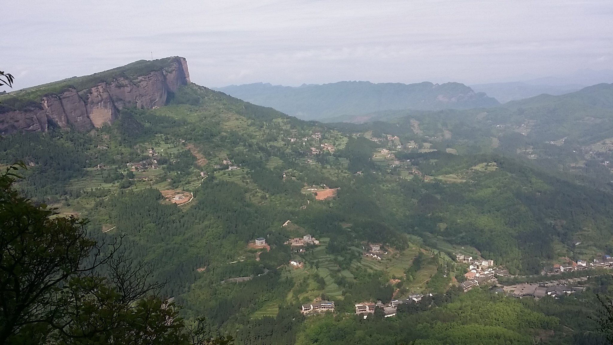 小剑山.只见山峰之下是悬崖,山峰悬崖同为一体,崖上是峰,峰下是崖.