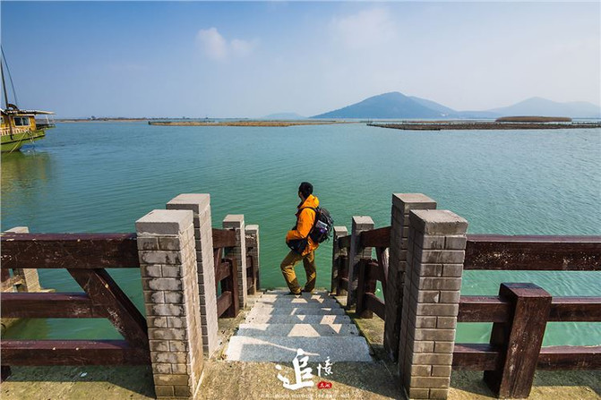 纪念馆位于太湖冲山岛北山山顶,占地17000平方米.