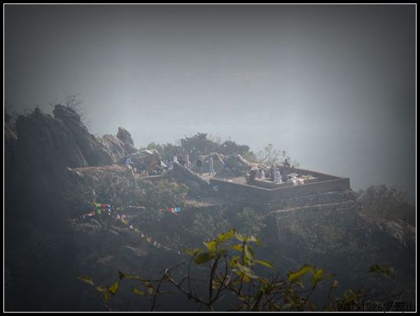 灵鹫山因正峰形如鹫鸟得名"灵鹫山",佛陀曾在此山驻留12年,峰顶仍留