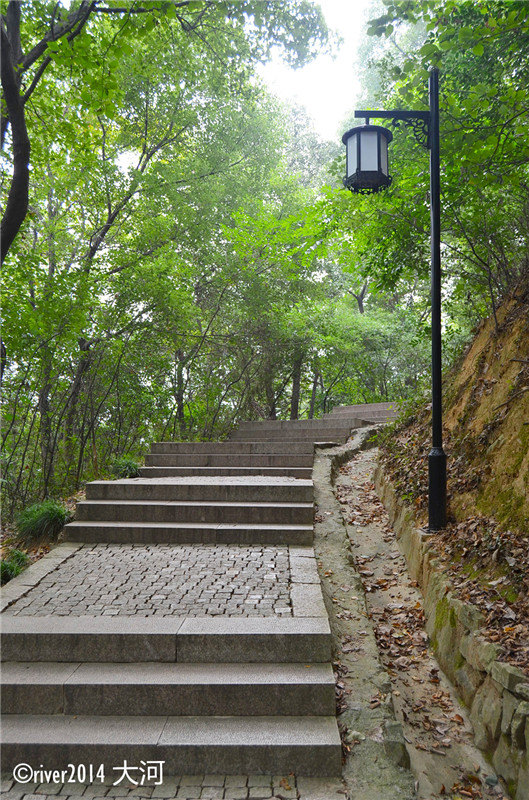 上方山的山顶,有一座楞伽寺塔,这是从石湖上看起来最显眼的建筑.