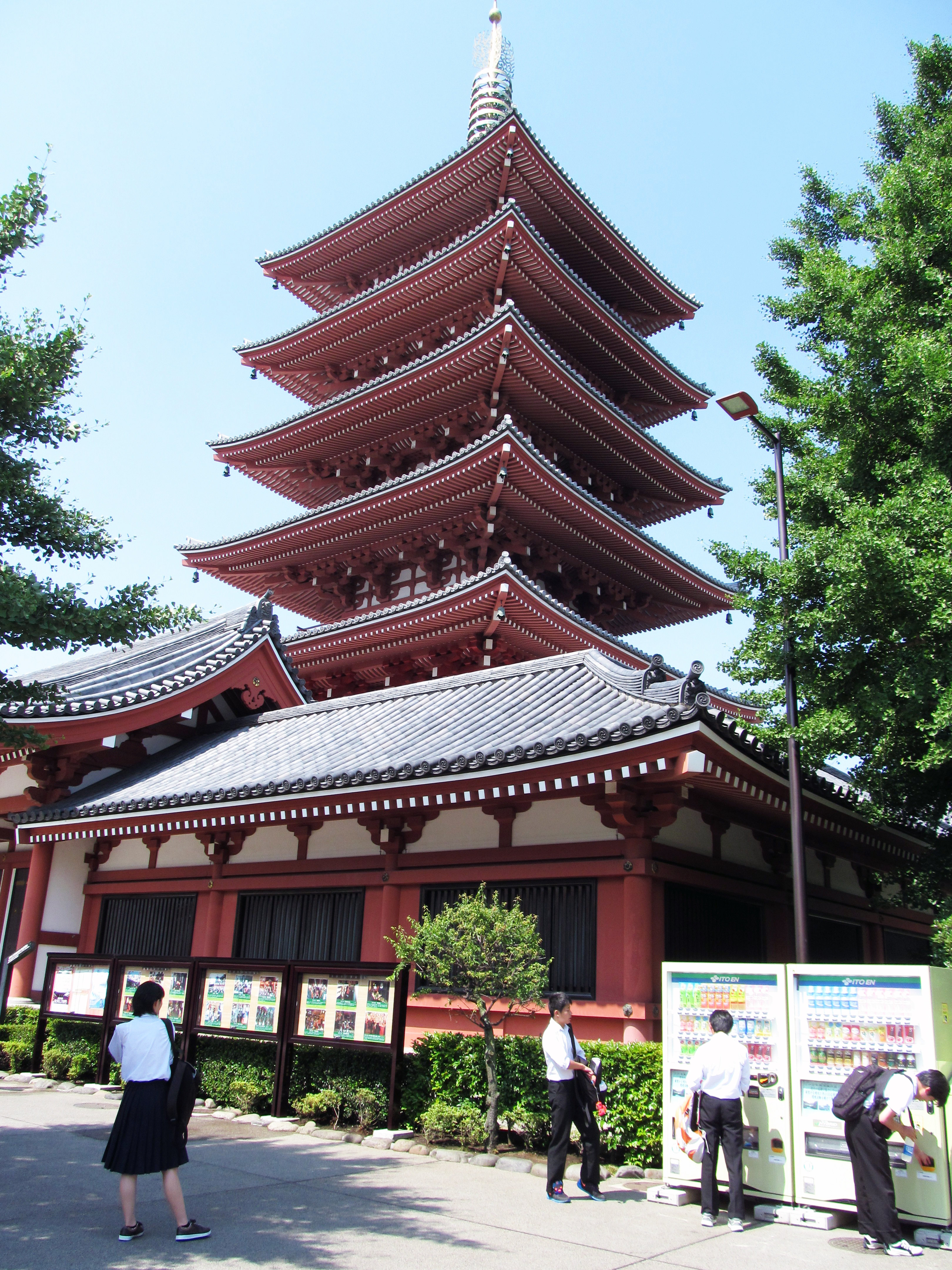 浅草寺:是东京历史最悠久,最有名,人气最旺的寺院,也是浅草地区的中心