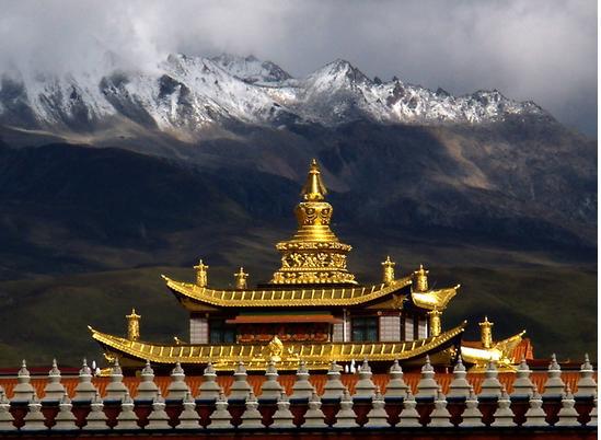 木雅金塔是由宁玛派红教六大佛寺之一的竹庆寺活佛多吉扎西活佛捐资于