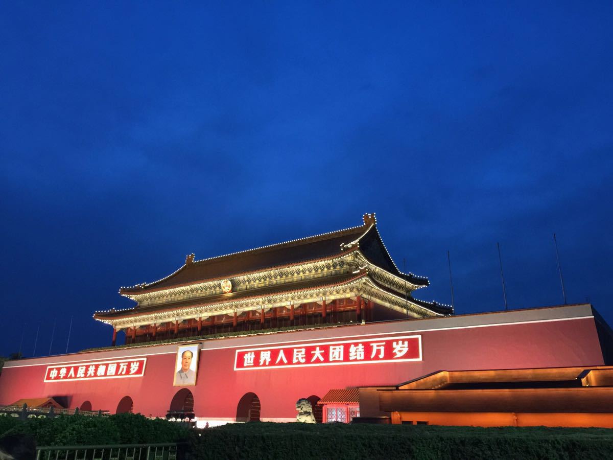 前几天出差乘车路过天安门广场,天空很蓝,广场很干净。
明清时期,天安门广场是北京紫禁城正门外的一个宫廷广场,东、西、南三面用围墙围成一片普通百姓不可进入的禁地。广场北起天安门,南至正阳门,东起历史博物馆,西至人民大会堂,南北长880米,东西宽500米,面积达44万平方米。