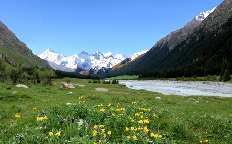 【携程攻略】新疆夏特大峡谷景点,溯夏特河而行,这条古道沿河与草地