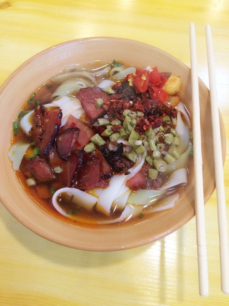 清晨从一碗苗家腊肉绿豆粉开始