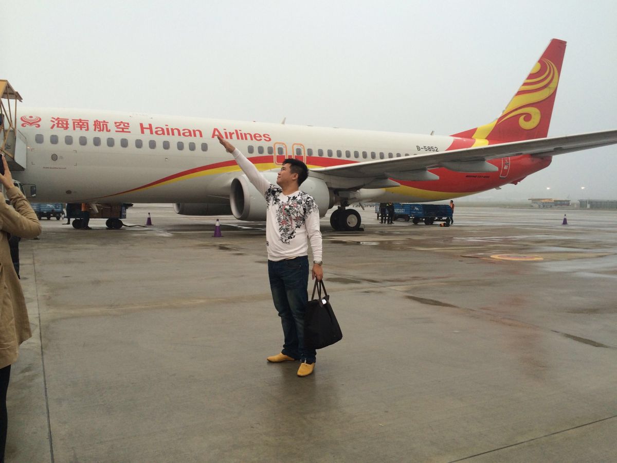 厦门高崎国际机场目前从2014年11月开始, 就开始启动T4航站楼, 但是原来大家熟悉的T3还是继续给厦航, 南航, 河北航空跟国际航线使用, 其他都转移到T4航站楼, 所以搭飞机的朋友们, 不要走错航站楼。 交通:目前去厦门机场T3或T4最方便的方法就是打车, 而且厦门岛内而很小, 所以从厦门最南点(夏大)到机场的话, 基本上就差不多在70-80, 如果从SM广场的话, 打车就差不多20, 所以基本上, 在厦门打车去机场价钱还算可以。到T3的话, 也是可以搭公交车, 但是需要走出航站楼外去外面公交牌等候