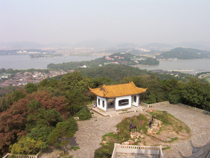 鹿顶山最高处是俯瞰整个鼋头渚景区和太湖的最佳地方.