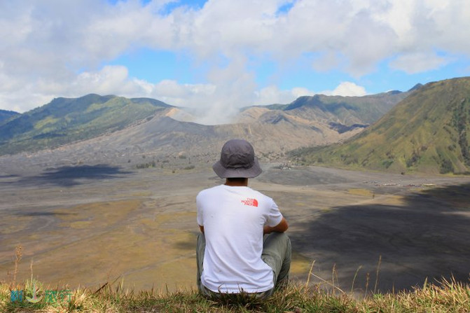 住在cemoro lawang,没事的时候我就坐在草地上眺望远方.