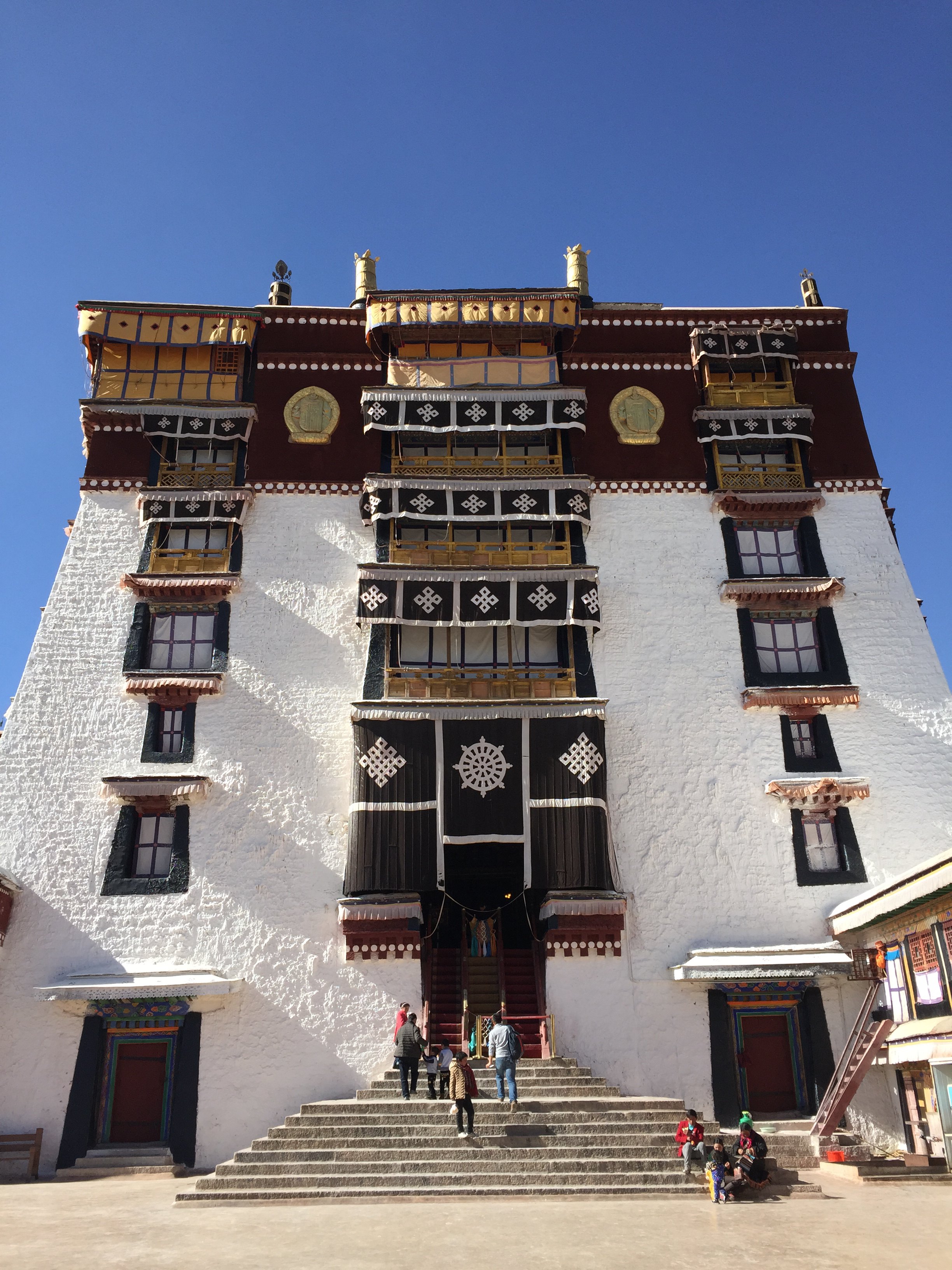                  典型的藏式建筑