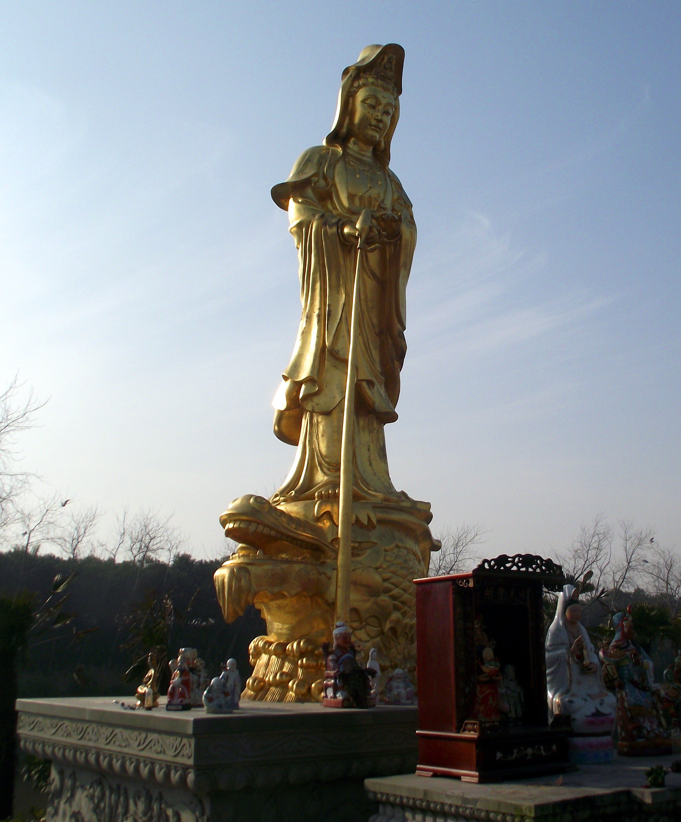 东海观音寺位于上海市南端,杭州湾北岸,奉贤海湾旅游区内.