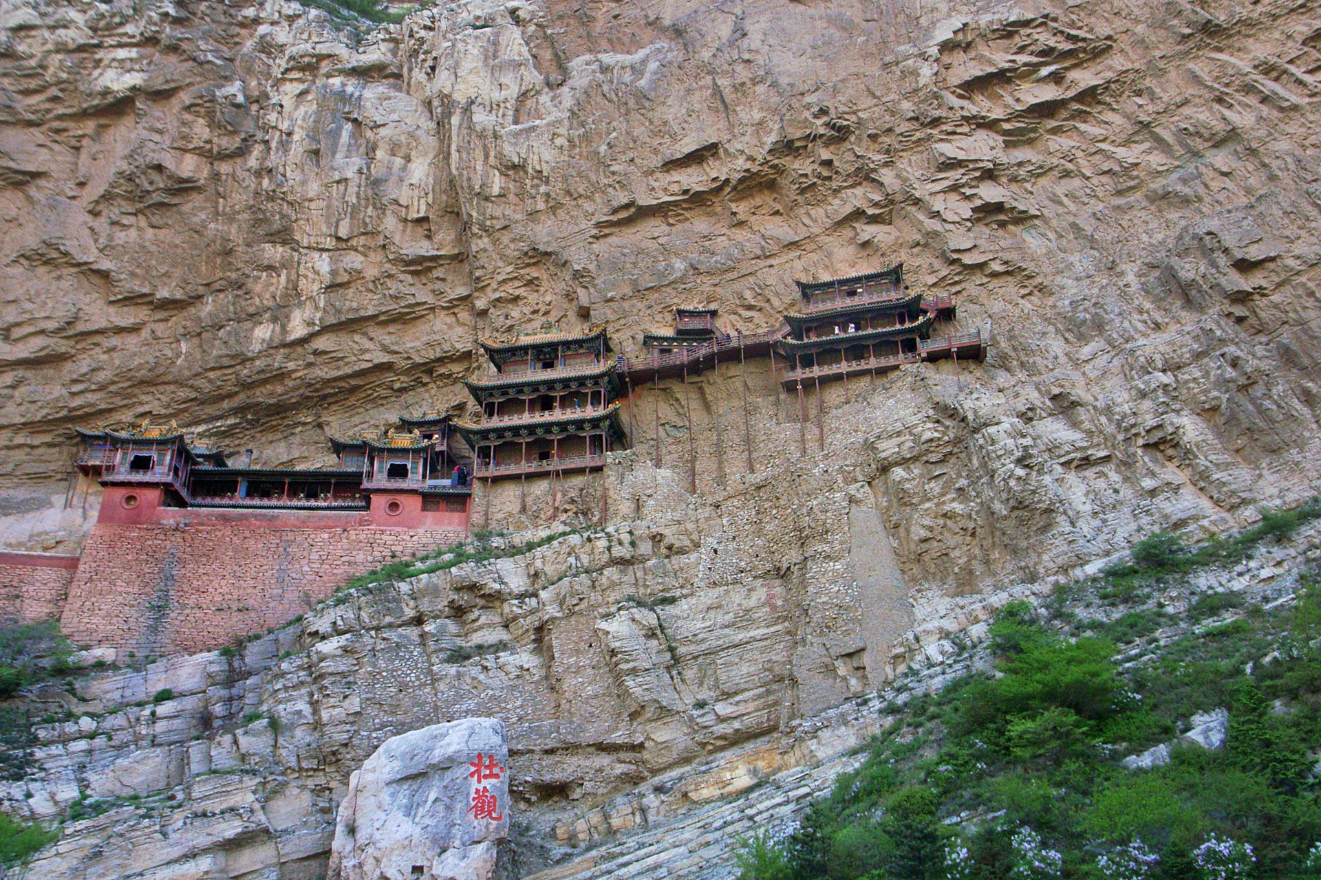 位于山西大同的恒山悬空寺,悬挂在大同市北岳恒山金龙峡西侧翠屏峰的