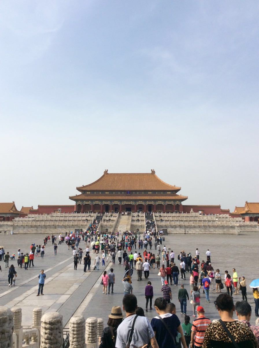 中國境內擁有倆個世界著名的宮殿;一個是皇權之地故宮,另一個是高原之顛布宮。這次所寫便是前者。故宮不好寫,因為去的人太多,見到人太多,寫的人也太多。影響最深的一次去故宮是2013年7月初,因為去的那天沒有霧霾,天空很藍,氣溫不高,但唯一不足的是人太多。【故宮】原稱紫禁城,是明清倆代皇帝所住之處。