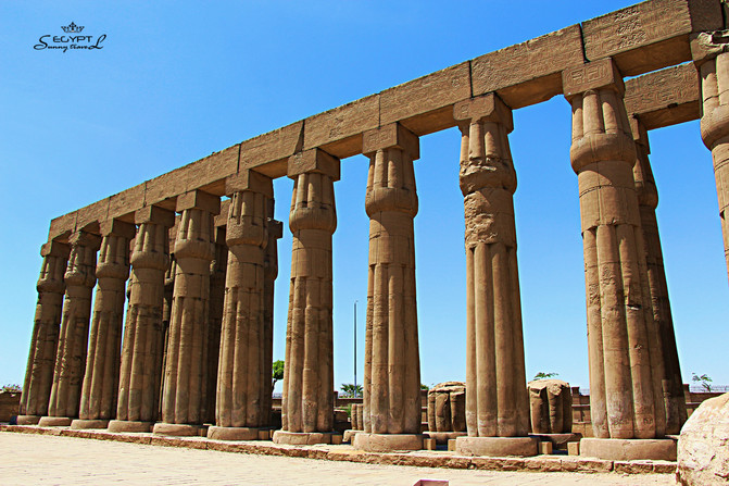 柱廊内的14根巨柱高达20米,【卡纳克神庙】中的立柱大厅可能是受这个