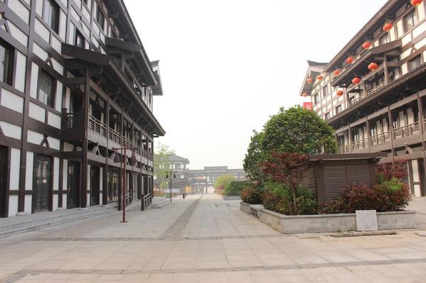 坐落在景区的西楚大街上,这些建筑都是后来新建的.