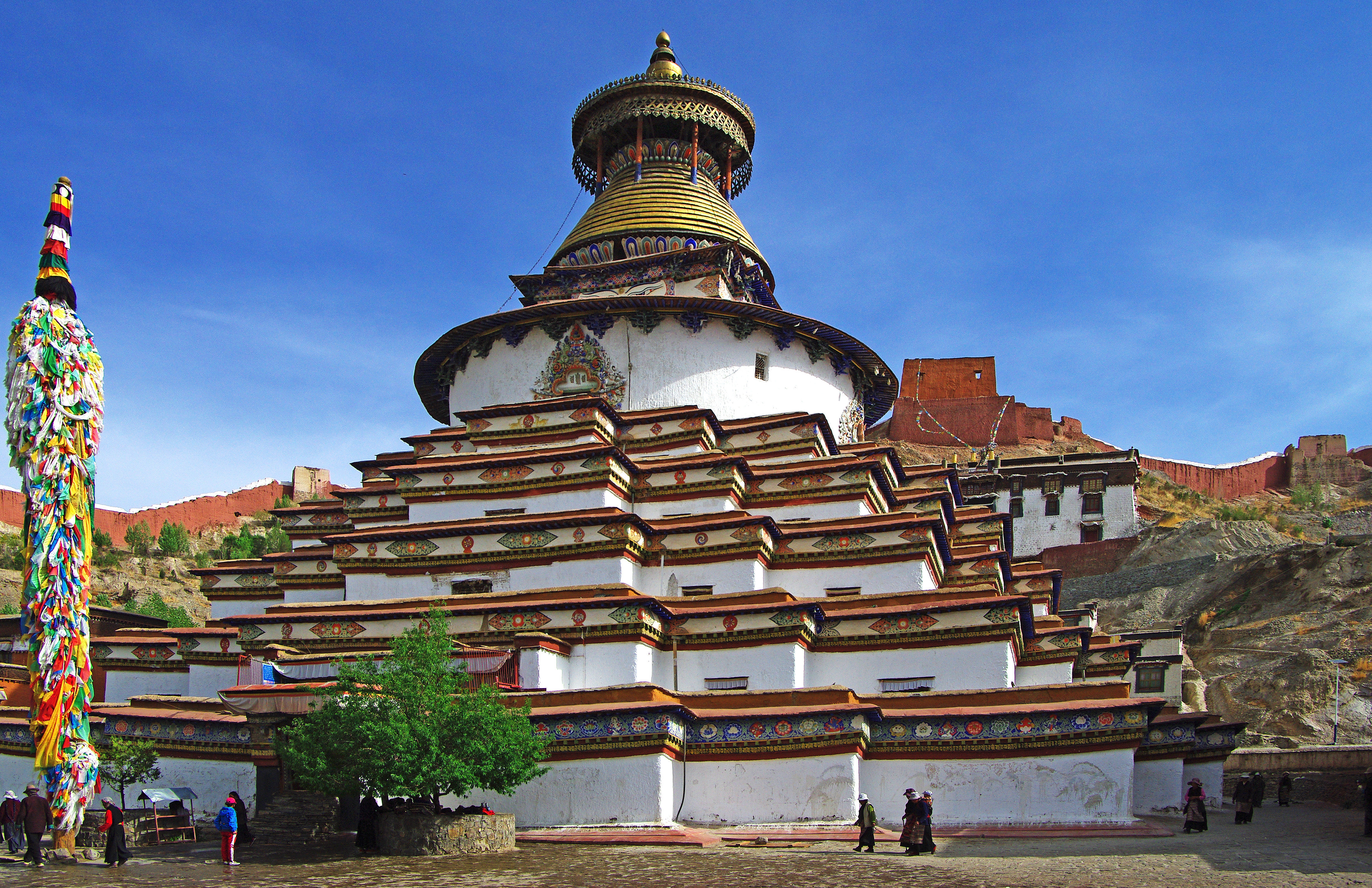 白居寺位于西藏江孜县东北隅,藏语名为:班廓德庆,意为:吉祥轮大乐寺.