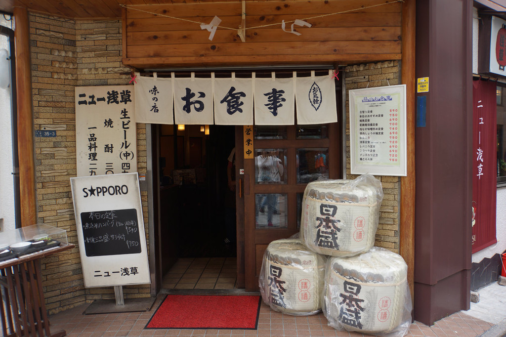 下来的大小店铺,鳞次节比,令人目不暇给,不愧是日本最古老的商店街