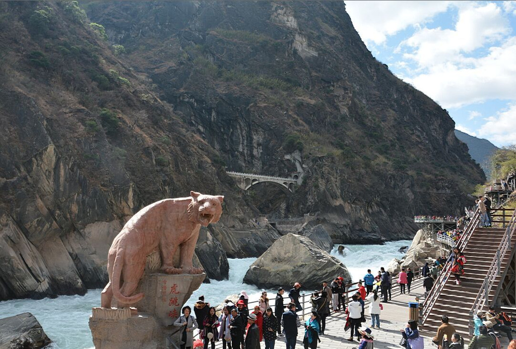 中途途径虎跳峡,关于虎跳峡,说是当年沐王爷什么的,老虎从后面的大