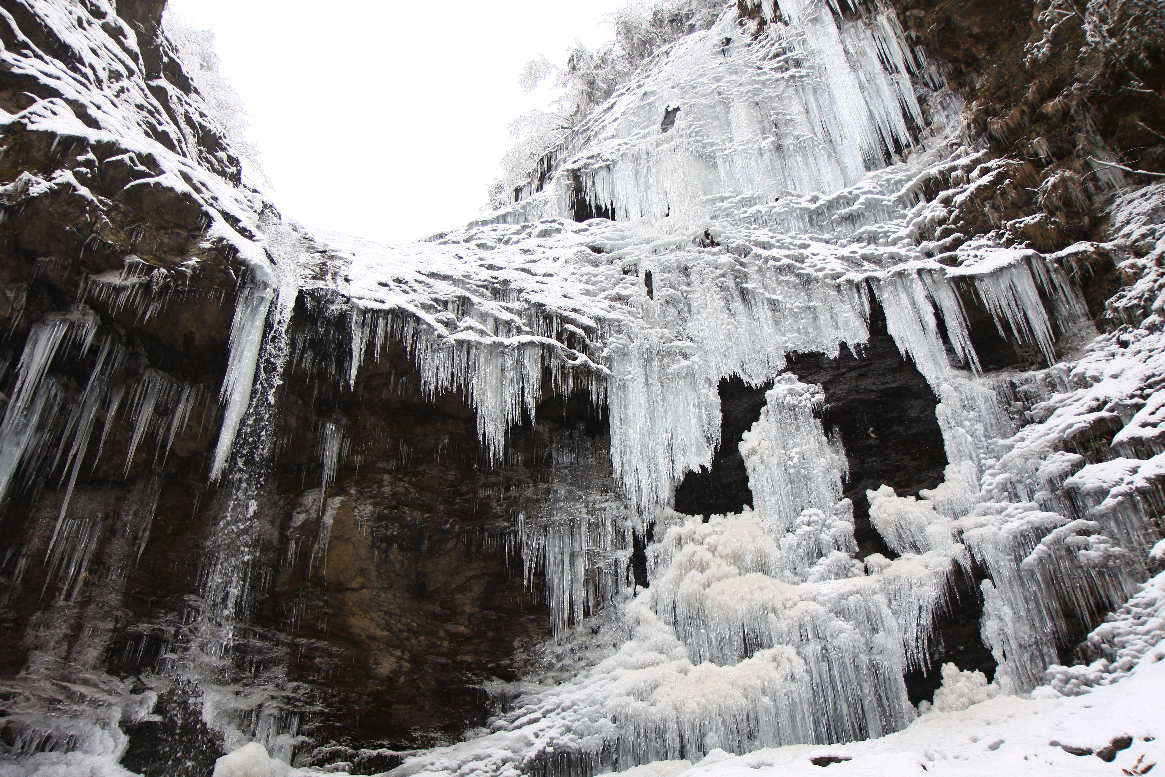 美丽彭州红岩山雪景冰瀑