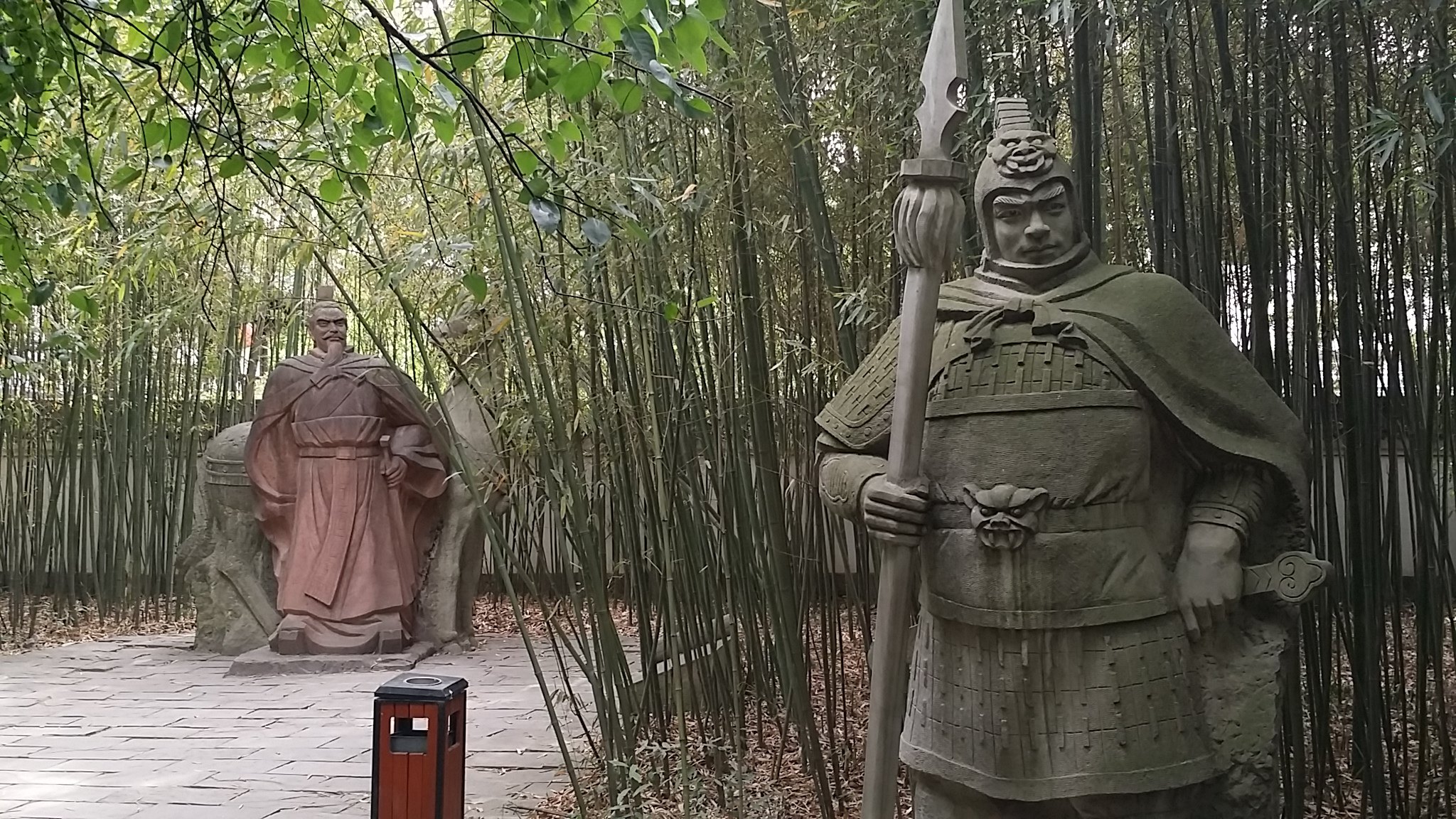 园内共有蜀汉人物雕像11尊,除蜀汉先主刘备以外,还有张飞,马超,黄忠