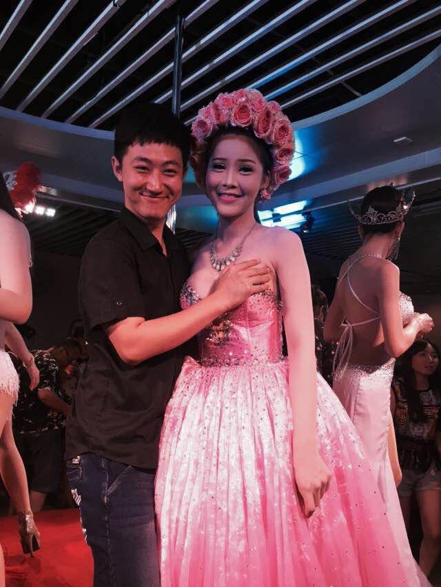 非常不错,在芭提雅你坐摆渡船到河中间去吃饭看表演,哪里有泰国最惊艳