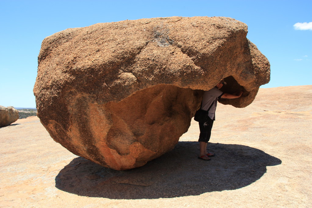 造型奇特的石头,让在西澳认识的朋友也出个镜哈