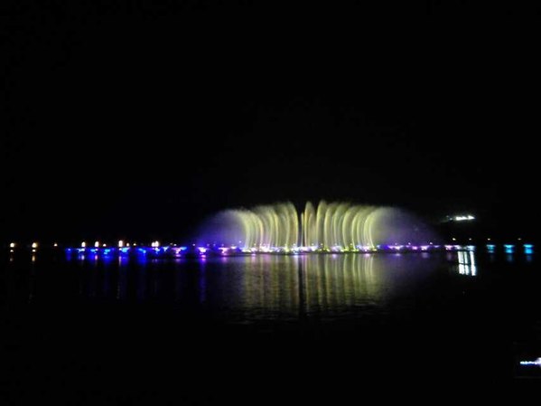 晚上的红河水乡在喷泉的夜色下更显妩媚了.