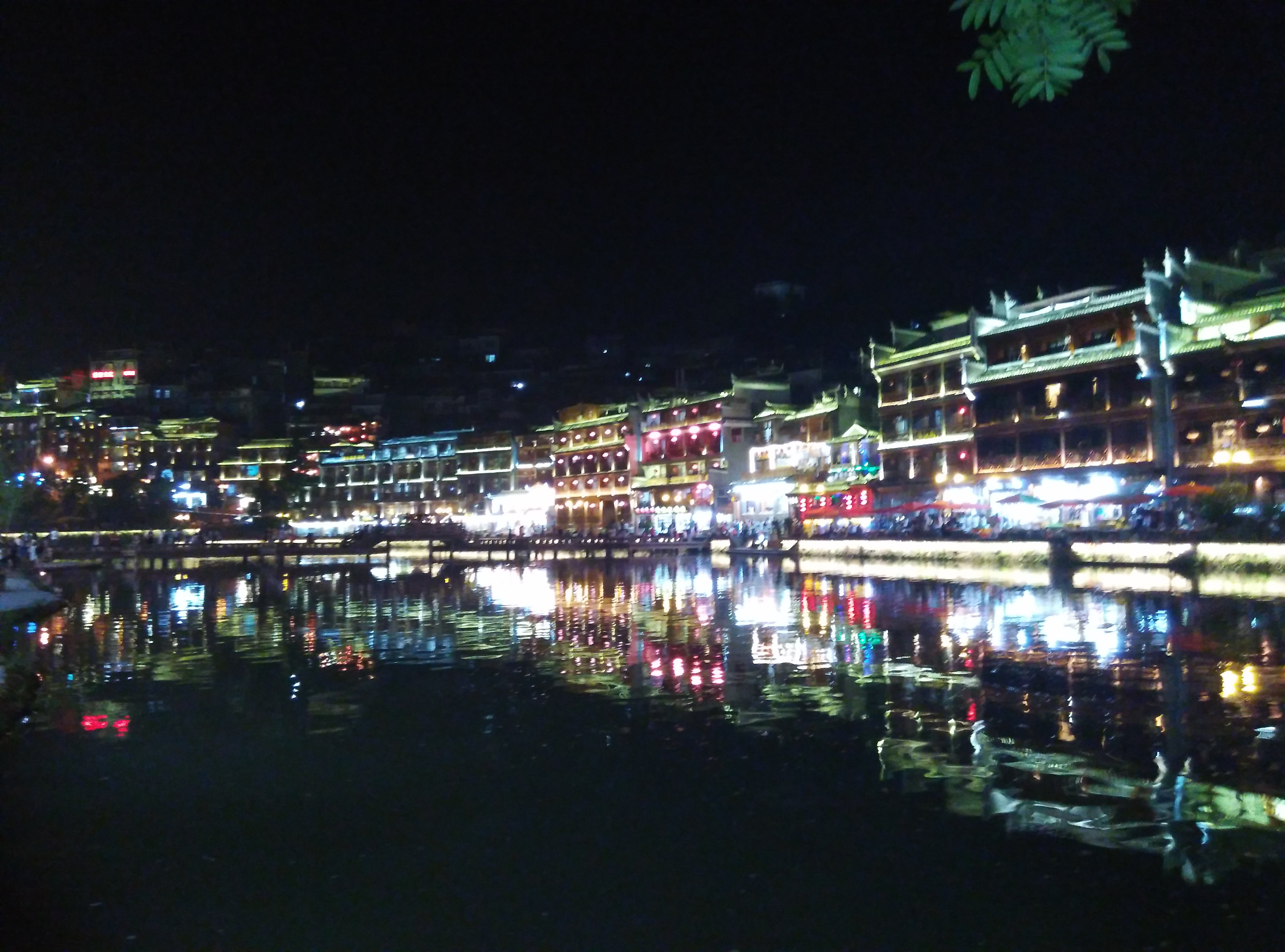 整理好了行囊经过3个小时的行程,终于来到了凤凰古城,凤凰的夜景真的