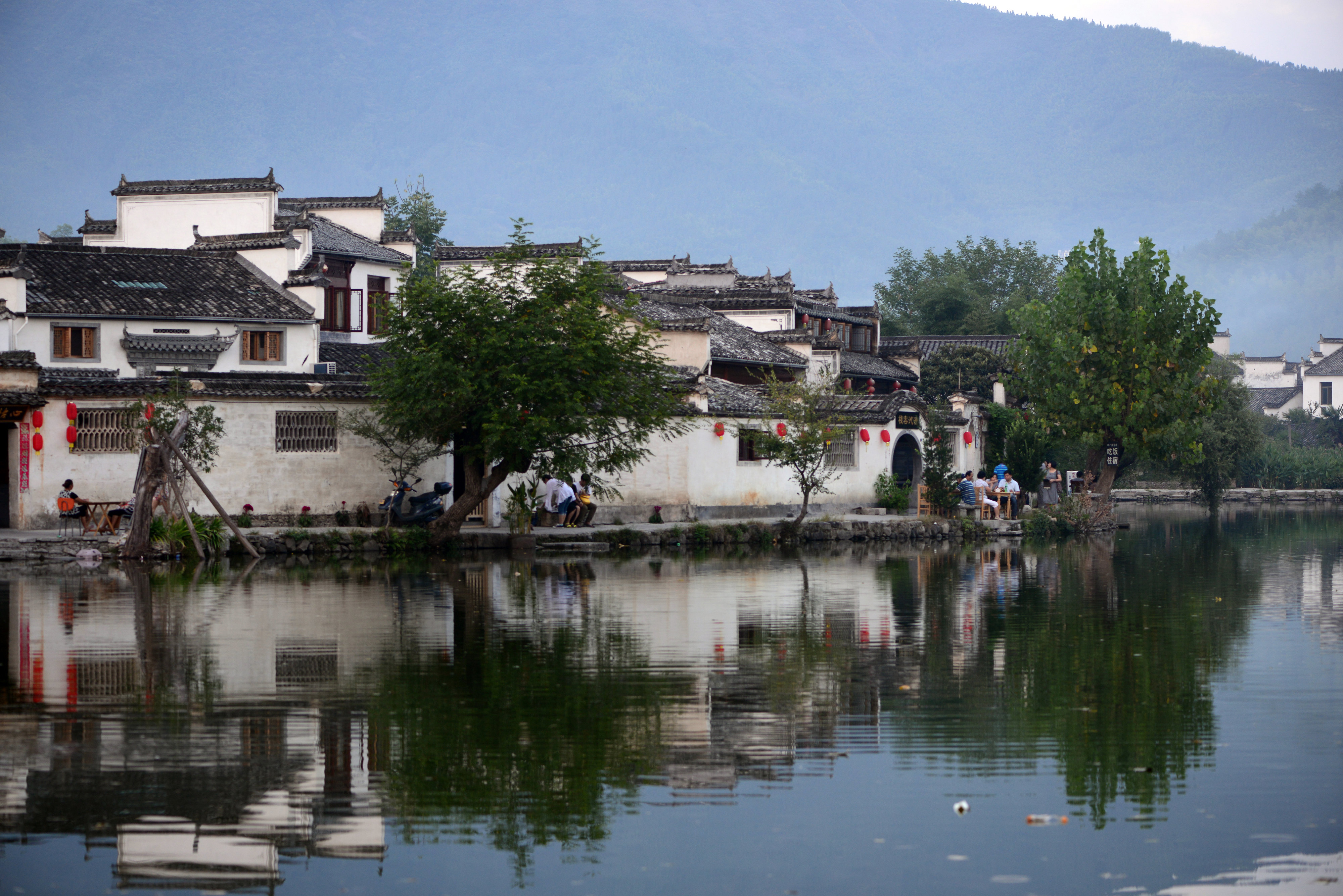 黄山是安徽旅游的标志,是中国十大风景名胜唯一的山岳风光!