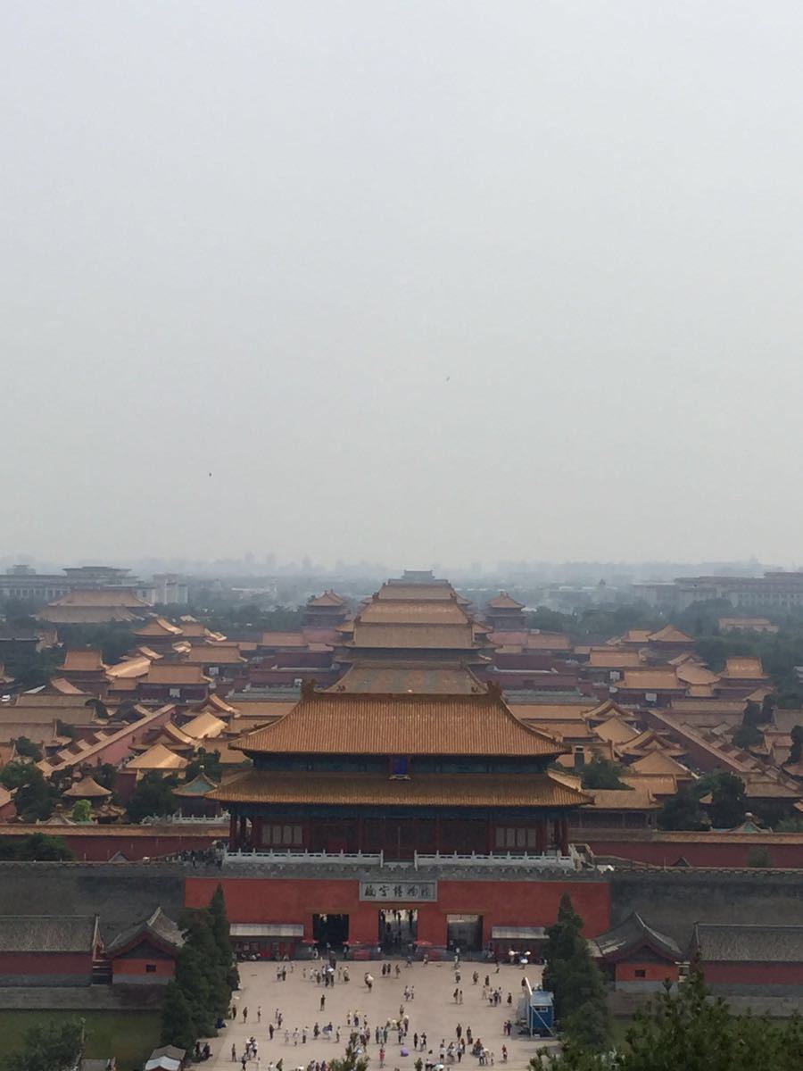 北京最令我向往的是那古代龐大的建筑群故宮,在我很小時我就想去故宮游玩了,可是一直沒有機會。今年去了故宮。圓了自己心中的夢想。 穿過天安門,就來到了端門,再穿過午門就來到了故宮。首先映入我眼簾的是一個寬廣的廣場,據導游說,這就是文武百官進行早朝的地方。走進去,仿佛進入了大會堂,大約能站800人左右。