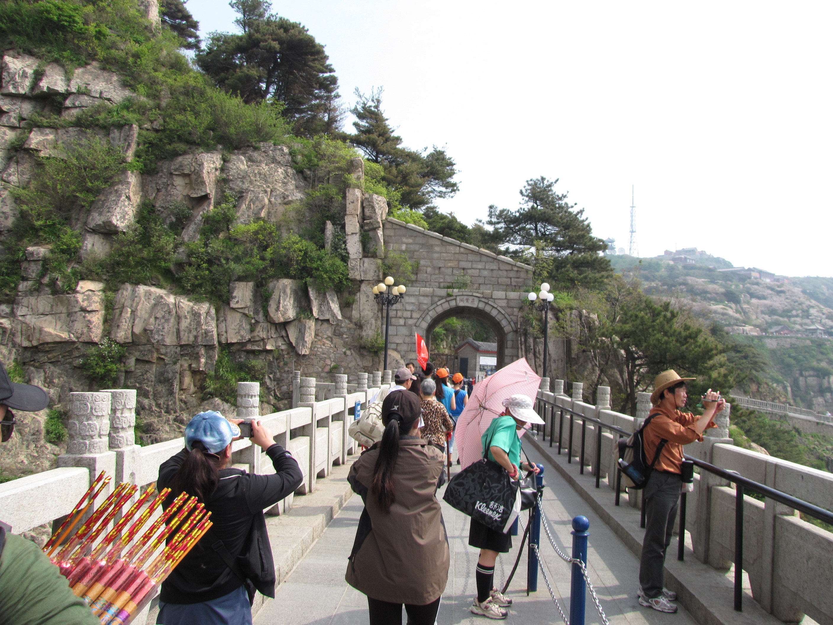 请问大侠,如果坐索道从中天门上泰山,索道的终点在哪里?是到南天门吗?